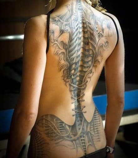 tattoos para mujeres originales en la espalda