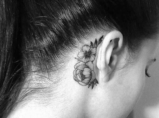tatuaje femenino rosas detrás de la oreja
