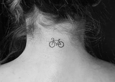 tatuaje en la nuca de bicicleta