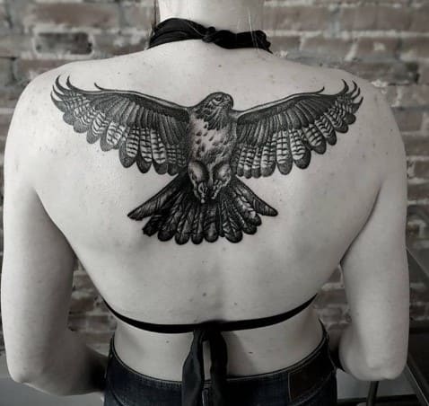 tatuaje espalda de mujer grande aguila