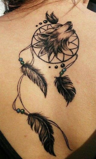 tatuaje atrapasueños en espalda de mujer