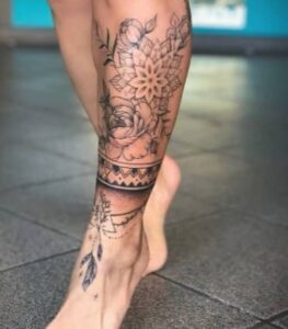 tatuajes en el tobillo que sube para la pierna