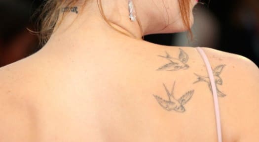 tatuaje en clavícula de mujer