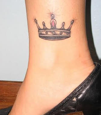 tatuajes-para-mujer-en-el-tobillo-corona-reina