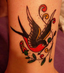 tatuajes-para-mujer-en-el-tobillo-pajaro-en-color