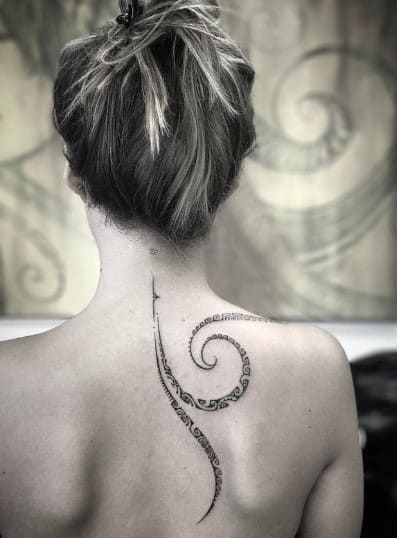 elegante tatuaje espalda de mujer 
