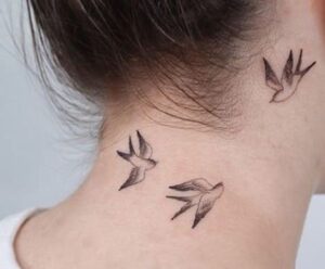 tatuajes para mujer en la nuca animales pajaritos