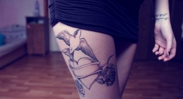 tatuaje pájaro corazón en mulo para mujer