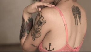 tatuaje para hombro de mujer