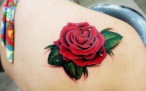 tatuaje de rosa en la espalda