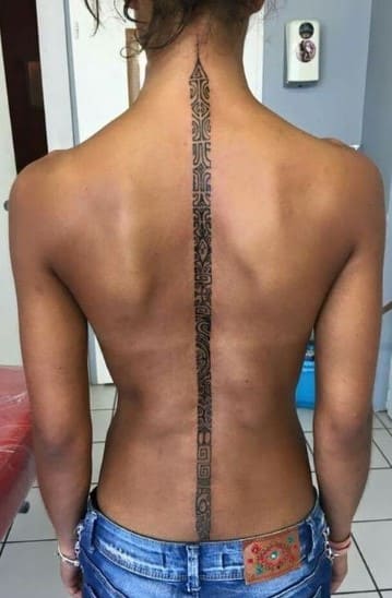 espina de la espalda tatuajes en mujer