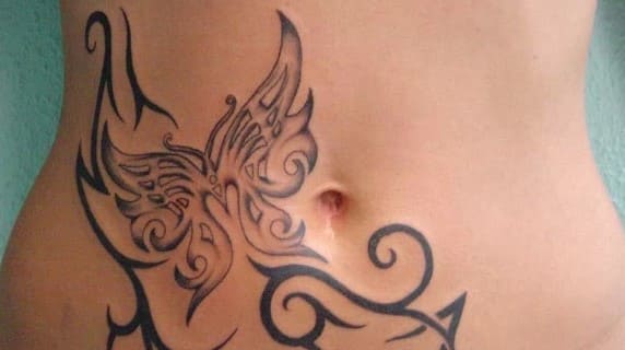 tatuajes-en-el-abdomen-árbol-mariposa