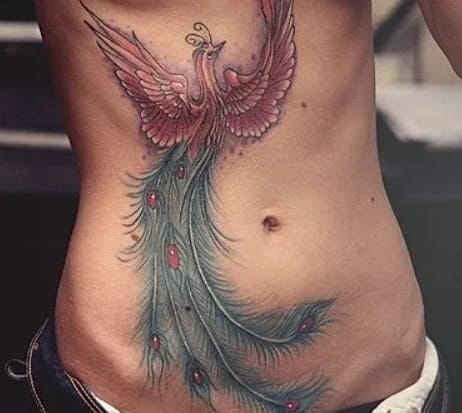 tatuajes para mujer en el abdomen de pavo real