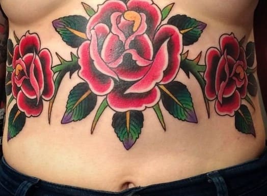 tatuaje abdomen mujer de rosas y espinas